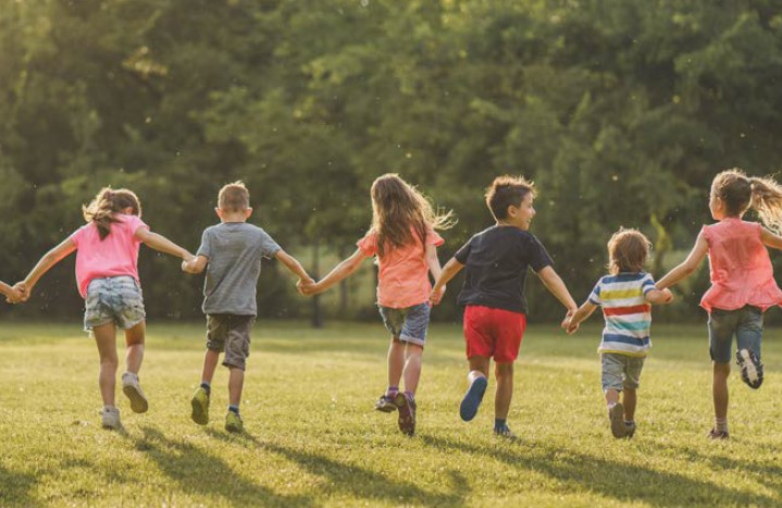 Kinder laufen auf der Wiese