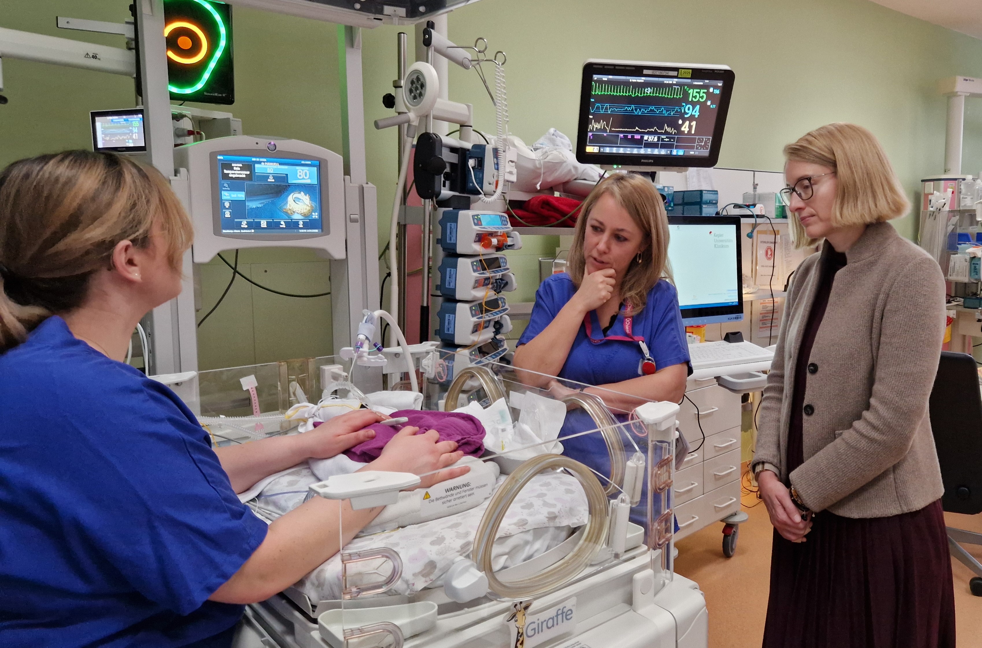 LH-Stv.in Mag.a Christine Haberlander zu Besuch am Med Campus des Kepler Uniklinikums (Klinik für Neonatologie)